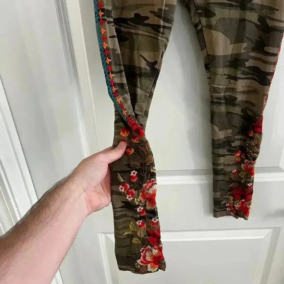 1008 Johnny Was Emboridered Camo Leggings Size Small Color Brown Green - Picture 3 of 4